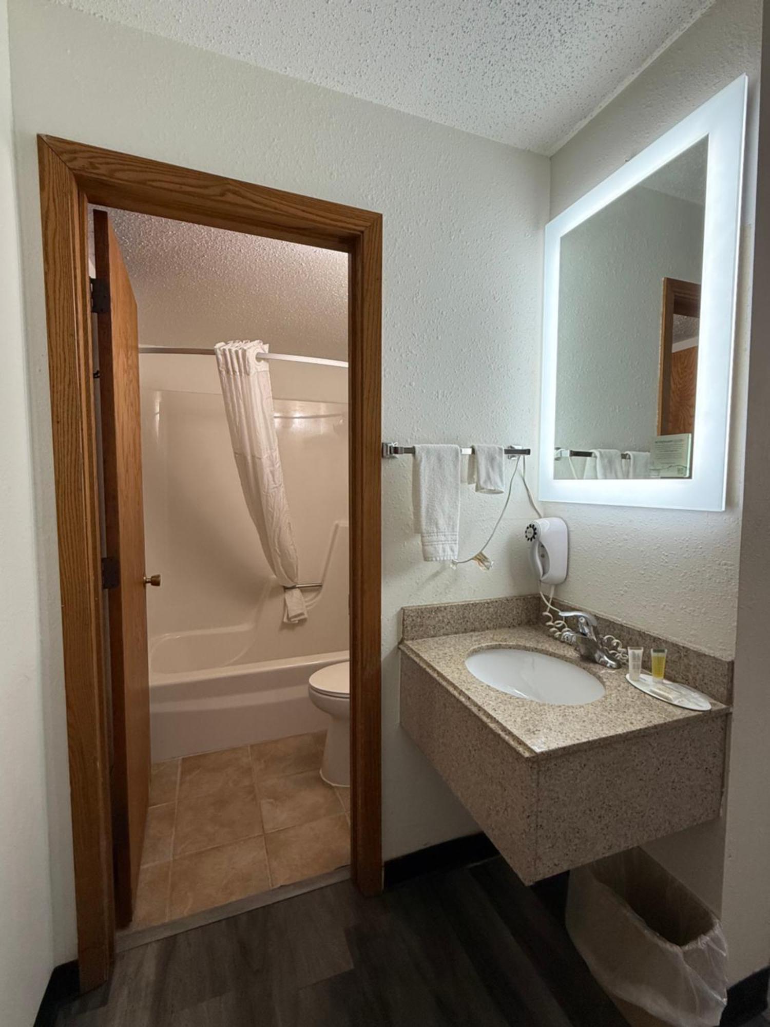 Super 8 By Wyndham West Fargo Main Ave Nd Motell Exteriör bild
